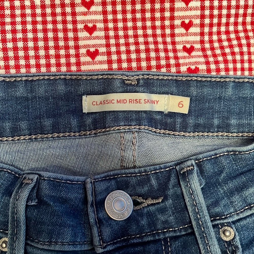 Levi’s classic mid rise skinny size skinny size 6 short